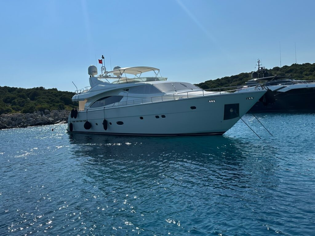 Ferretti 880